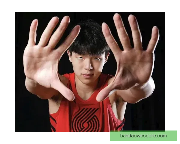 12.6秒逆转制胜杨瀚森含泪微笑拼搏精神感动全场手臂血痕依旧灿烂笑容显英雄气概